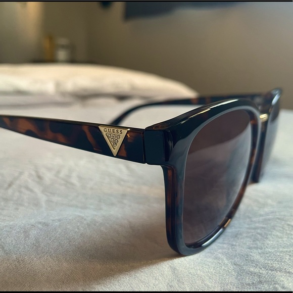 Guess sunglasses in brown/gold - OS - Picture 1 of 5